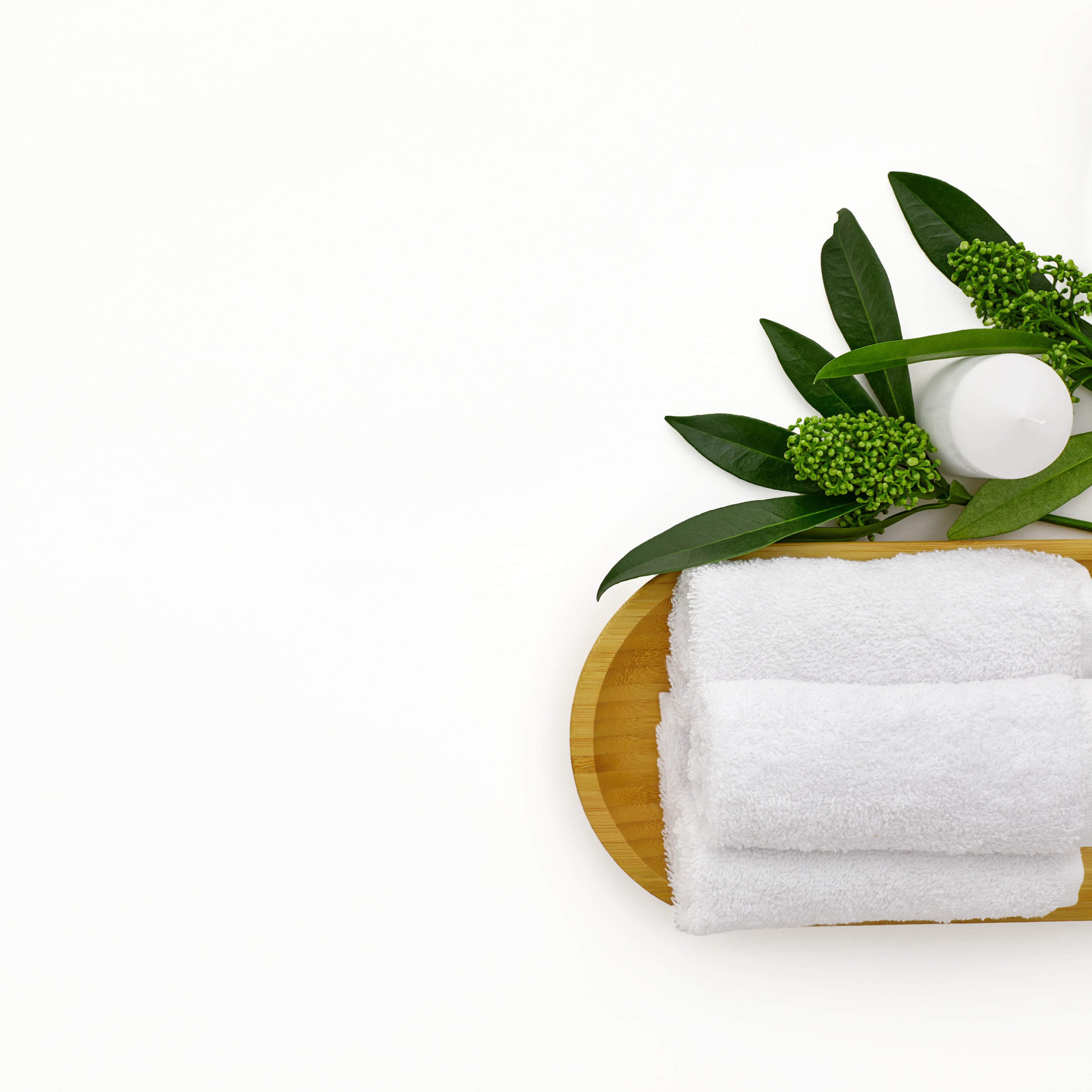 Coffret Zen Essentiel FLORA — plateau bambou, serviette, plantes vertes sur fond blanc