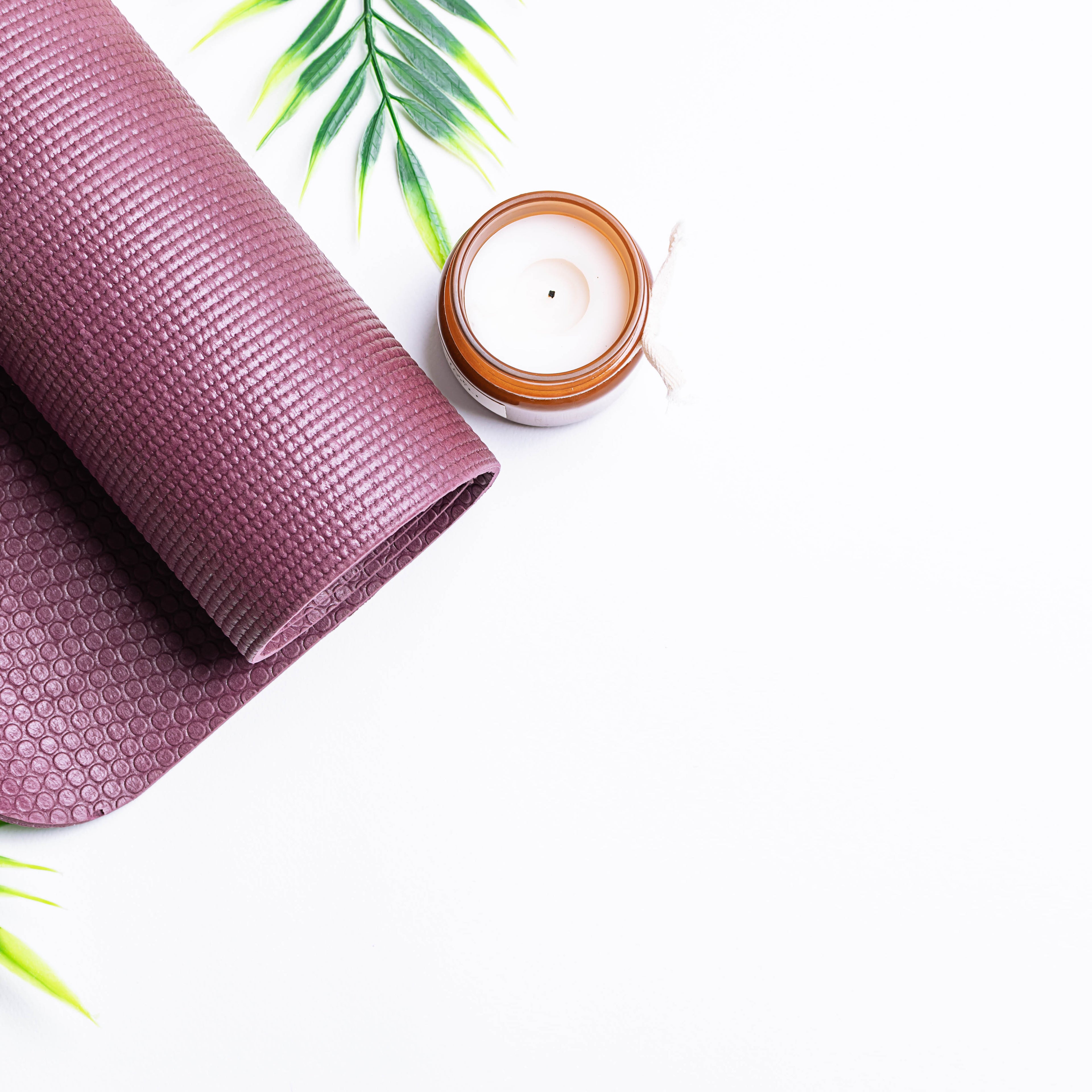 Kit Yoga & Bien-être FLORA — tapis de yoga mauve et bougie sur fond blanc